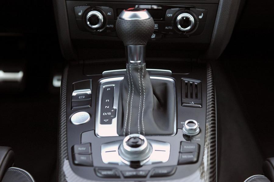 Детали интерьера Audi RS5 Coupe 2012 года  (NA) (фото 30 из 104)